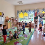 dzieci bawią się z Kicia Kocią i Nunusiem
