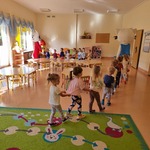 dzieci bawią się z Kicia Kocią i Nunusiem