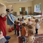 Dzieci tańczą z Kicią