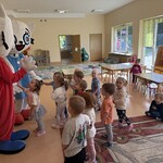 Dzieci tańczą z Kicią
