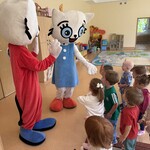 Dzieci tańczą z Kicią