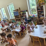 Dzieci jedzą przygotowaną sałatkę