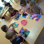 Grupa dzieci wykonuje eksperymenty
