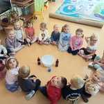 Grupa dzieci wykonuje eksperymenty