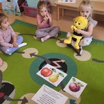 Dzieci układają karty z owocami