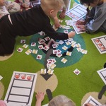 Dzieci układają karty z owocami
