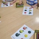 Dzieci układają karty z owocami