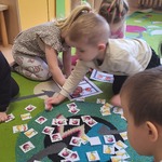 Dzieci układają karty z owocami