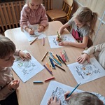 Dzieci zamalowują obrazek