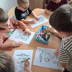 Dzieci zamalowują obrazek