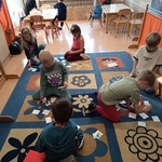 Grupa dzieci układa obrazki
