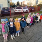 Dzieci wychodzą z przedszkola