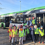 Dzieci stoją przed autobusem