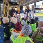 Dzieci znajdują się w autobusie