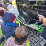 Dzieci oglądają elementy autobusu