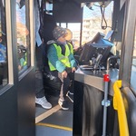 Dzieci znajdują się w autobusie