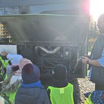 Dzieci oglądają elementy autobusu