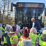 Dzieci stoją przed autobusem