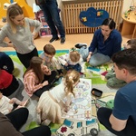 Zebrani grają w grę planszową