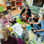 Zebrani grają w grę planszową