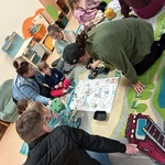 Zebrani grają w grę planszową