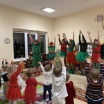 Dzieci oglądają występ rodziców