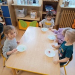 Dzieci siedzą przy stoliku
