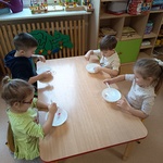 Dzieci pracują przy stoliku