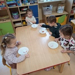 Dzieci pracują przy stoliku