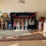 Grupa dzieci występuje przed dziadkami