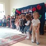 Grupa dzieci występuje przed dziadkami