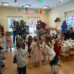 Dzieci i dziadkowie wspólnie świętują