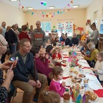 Dzieci i dziadkowie wspólnie świętują