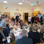 Dzieci i dziadkowie wspólnie świętują