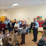 Dzieci i dziadkowie wspólnie świętują