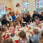 Dzieci i dziadkowie wspólnie świętują