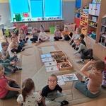 Dzieci siedzą na dywanie