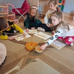 Dzieci nawlekają makaron na sznurki