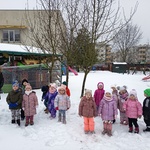 Grupa dzieci znajduje się na placu