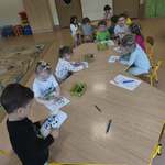 Dzieci pracują przy stolikach
