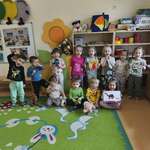 Grupa dzieci na dywanie