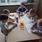 Dzieci pracują przy stoliku