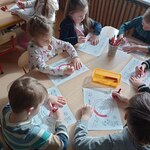 Dzieci pracują przy stoliku