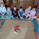 Dzieci siedzą przez śmieciami