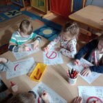 Dzieci pracują przy stoliku