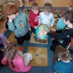 Dzieci pracują z globusem