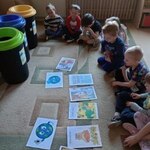 Dzieci siedzą przed obrazkami1.jpg