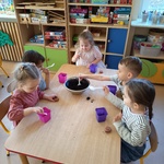 Dzieci sadzą rośliny do małych doniczek
