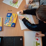 Dzieci pracują w kartach zadań