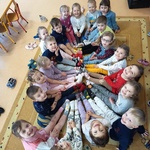 Dzieci prezentują kolorowe skarpetki